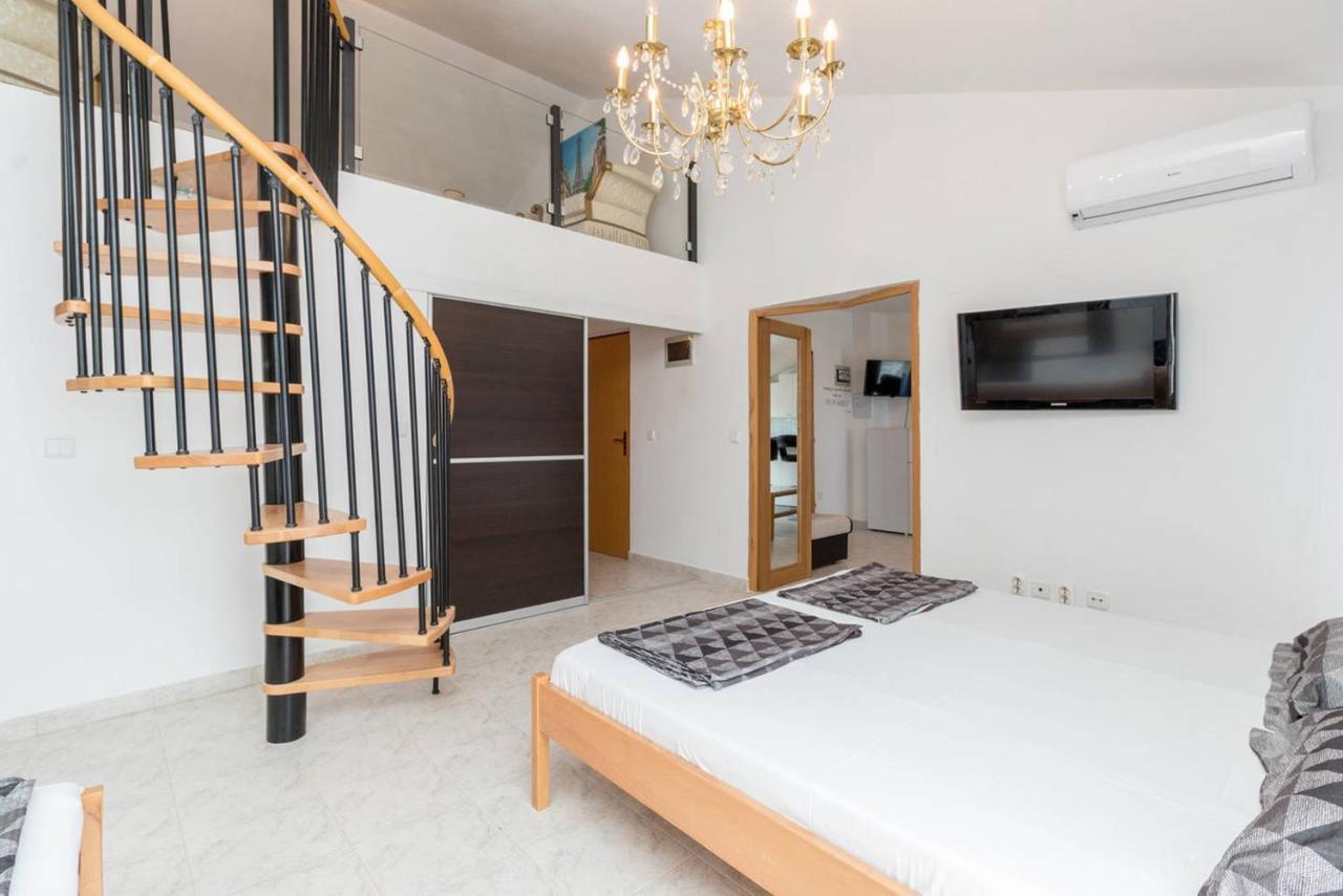 Apartment & Hegic *