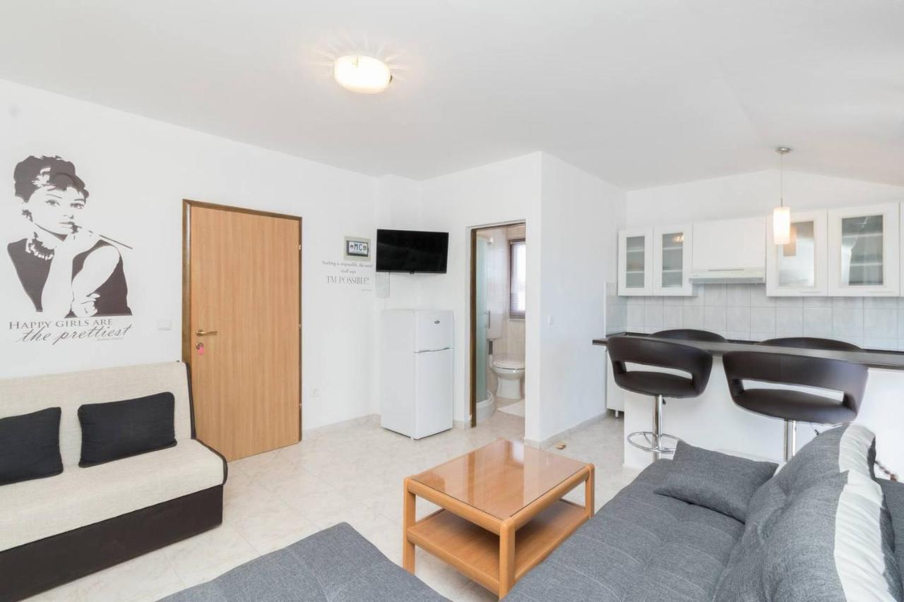 Apartment & Hegic *