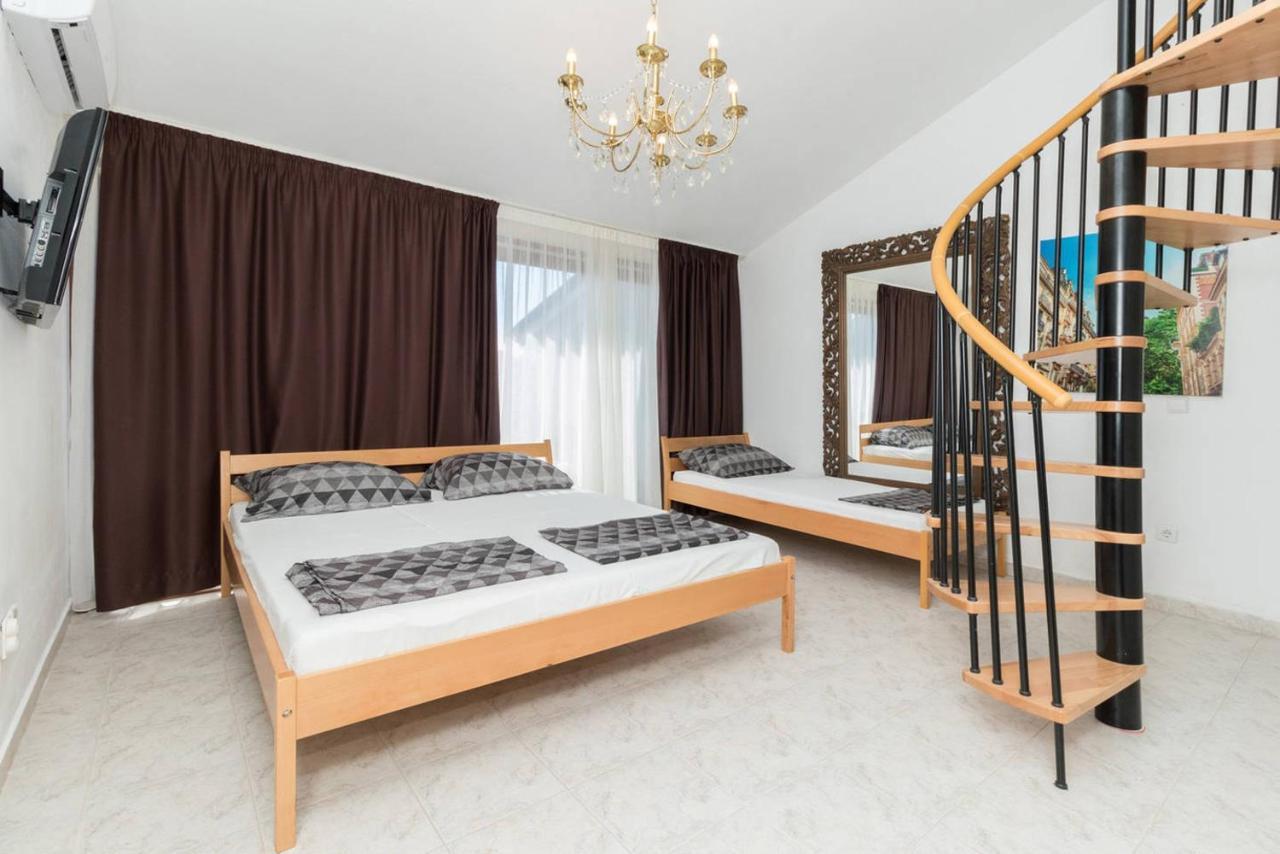 Apartment & Hegic