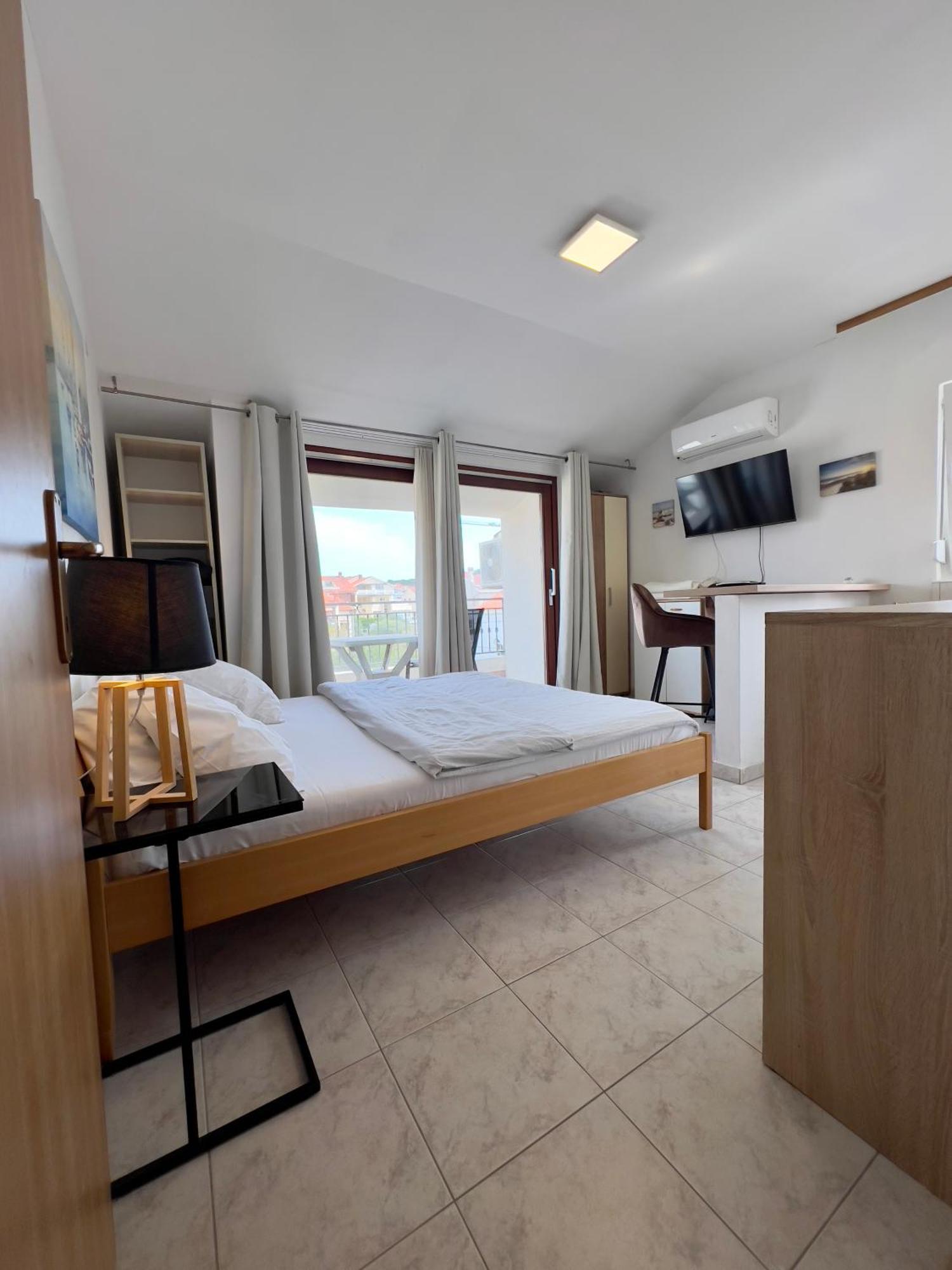 Apartment & Hegic