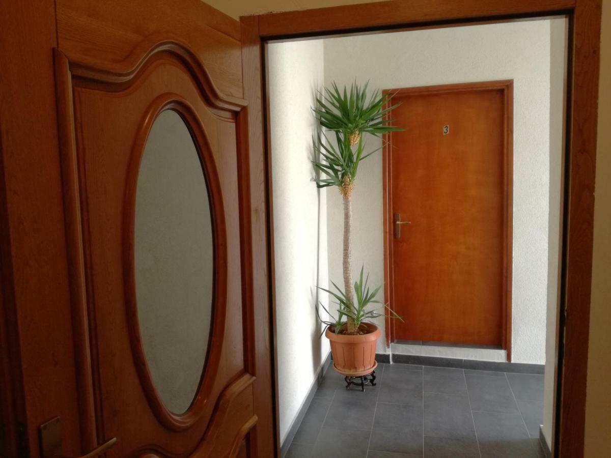 Apartment & Hegic